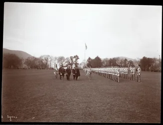 Ansicht einer militärischen Inspektion in West Point beim Besuch von Prinz Louis von Battenberg, 1905 (Silbergelatineabzug)
